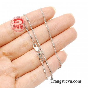 Chiếc dây chuyền vẫn là yếu tố then chốt định hình phong cách, giúp bạn hoàn hảo hơn trong mắt người đối diện.