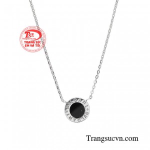 Xuất hiện với hình ảnh tự tin và chỉn chu, vừa đơn giản vừa có sự kiêu kỳ song hành. 