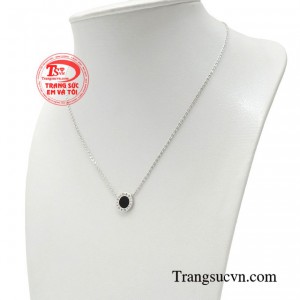 Đó là cốt cách thanh lịch, sang trọng ẩn chứa trong mỗi quý cô khi diện chiếc dây chuyền này.