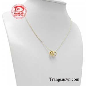 Chiếc dây chuyền sẽ giúp người sử dụng trở nên tự tin duyên dáng hơn trong bất kỳ bộ trang phục nào.