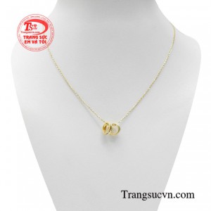 Chẳng những vậy người sở hữu món trang sức này còn có gu thẩm mỹ cao cấp, biết cách tạo điểm nhấn cho gương mặt.