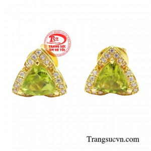 Hoa tai nữ peridot tinh tế dễ dàng kết hợp cùng với bất kì phong cách nào.
