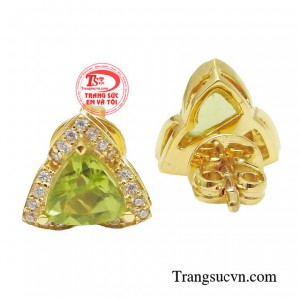 Kết hợp chất liệu vàng 14k cao cấp, chế tác sắc nét mang đến sự thanh lịch, quyền quý mà không hề phô trương cho người đeo.