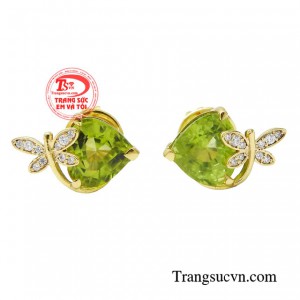 Hoa tai peridot ấn tượng thể hiện một câu chuyện riêng về vẻ đẹp, tinh thần và phong cách sống của phụ nữ hiện đại.