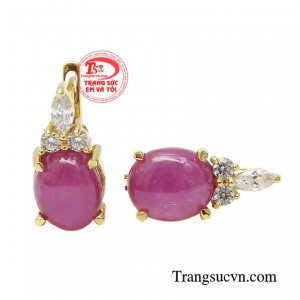 Thần thái sắc lẹm khi diện trên mình món trang sức này, tạo nên một sức hút khó cưỡng.