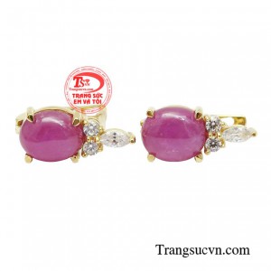 Bộ đồ đẹp thì không thể thiếu mẫu hoa tai ruby mang hơi hướng cổ điển.