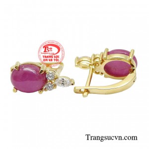 Đôi hoa tai giúp bạn tỏa sáng với vẻ đẹp sang trọng, quyến rũ của mình.