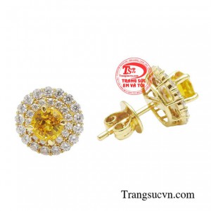 Tạo điểm nhấn một cách khéo léo mà không hề phô trương giúp người đeo trở nên quyến rũ và sang trọng.