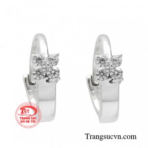 Hoa tai trẻ em vàng trắng là món quà ý nghĩa dành tặng các bé nhân dịp sinh nhật, đầy năm