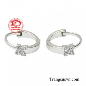 Đôi hoa tai với gam màu trắng làm chủ đạo, sử dụng chất liệu chính là vàng trắng 10k có độ sáng bóng cao