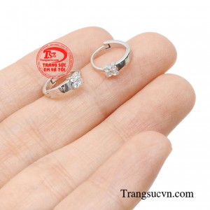 Hoa tai trẻ em vàng trắng