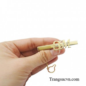 Kẹp caravat kim cương lịch lãm như điểm nhấn tôn lên vẻ đẹp lịch lãm cho các quý ông