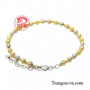 Đem tình yêu trang sức vào từng công đoạn chế tác, mỗi chi tiết của sản phẩm đều được hoàn thiện và chăm chút, tỉ mỉ. 