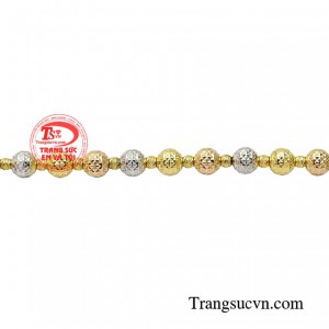 Tất cả, được thể hiện rõ ràng qua sự tinh tế và sắc sảo tạo nên nét đặc sắc riêng cho chiếc lắc bi này.