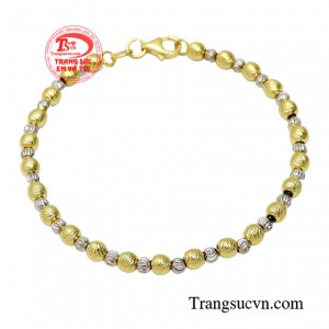 Lắc bi vàng ấn tượng là bí quyết giúp gu thẩm mỹ của các nàng được thăng hạng. 