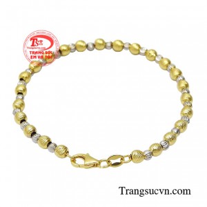 Chiếc lắc tay với thiết kế tinh xảo tạo nét ấn tượng và thể hiện phong cách của bản thân. 