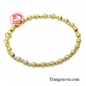 Các chị em hoàn toàn có thể kết hợp cùng nhiều bộ trang phục khác nhau. 