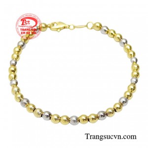 Lắc bi vàng kiều diễm với thiết kế hài hòa giúp bộ trang phục thêm phần sang trọng và lôi cuốn. 