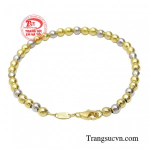 Với chút nhấn nhá cùng chiếc lắc tay sẽ giúp bạn tỏa sáng hơn, đồng thời cũng là món đồ giúp bạn giữ gìn vẻ đẹp của tuổi thanh xuân. 