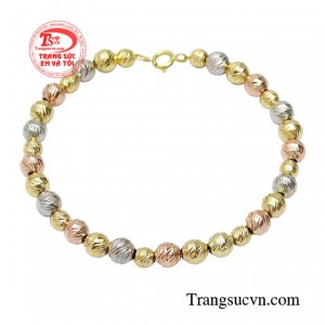 Lắc bi vàng phong cách là mảnh ghép quan trọng cho phong cách của bạn.