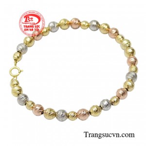  Lắc tay vàng phù hợp cho những cô nàng yêu thích phong cách sang trọng và quý phái. 