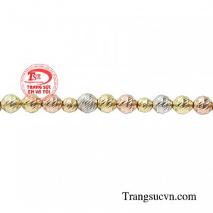 Bất cứ khi nào bạn muốn cải thiện hình ảnh của mình trong mắt người đối diện thì hãy diện ngay chiếc lắc bi vàng phong cách này. 