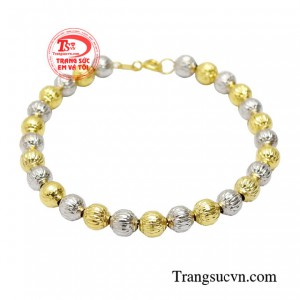 Lắc bi vàng thời thượng sử dụng chất liệu vàng 10K óng ánh sáng bừng vẻ đẹp đầy mê hoặc, khiến ai cũng phải trầm trồ khen ngợi. 