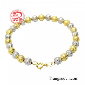 Thêm vào đó, chi tiết trên chiếc lắc tay được trau chuốt tỉ mỉ, góp phần tôn lên vẻ cuốn hút thời thượng.