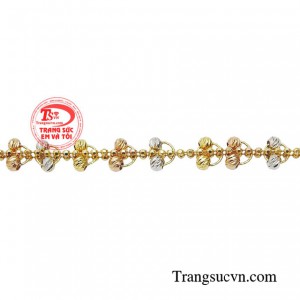 Những cô nàng điệu đà chắc chắn cũng sẽ phải lòng chiếc lắc bi được chạm khắc hoàn hảo. 