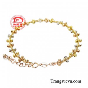 Mang trên mình thiết kế rực rỡ hoàn toàn chinh phục các cô nàng yêu thích sự tinh tế và đẳng cấp. 