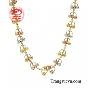 Vẫn là bộ váy áo như ở công sở, nhưng chỉ cần khéo léo diện thêm một món trang sức có đường nét thiết kế cầu kì, bạn sẽ trở nên quyến rũ và sang trọng tuyệt đối.