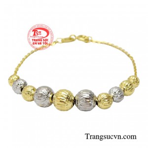 Chiếc lắc bi có thiết kế nổi bật tinh tế và nhẹ nhàng.