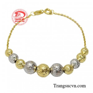 Lắc bi vàng trang nhã mang đến sức hút đặc biệt đến cho người dùng. 