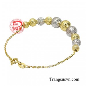 Thấu hiểu được sức hút của món trang sức này với từng đường nét tinh xảo từ chất liệu vàng 10k mang đến cho chị em một vẻ đẹp vượt thời gian, vừa dịu dàng mà lại vô cùng cá tính.