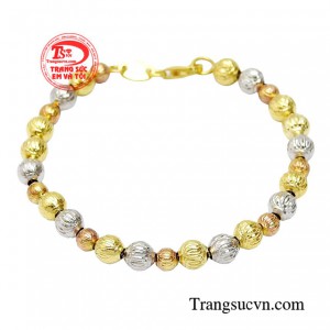 Lắc bi vàng trẻ trung tô điểm thêm nét đẹp quyến rũ, cá tính và thanh lịch cho người dùng. 