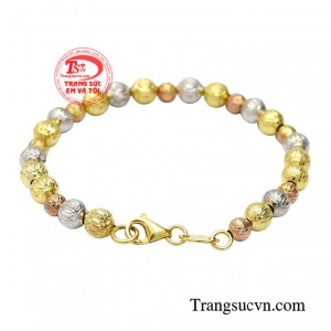 Sản phẩm với thiết kế trẻ trung vô cùng tinh tế mang đến cho nàng vẻ đẹp cá tính mà không kém phần điệu đà.