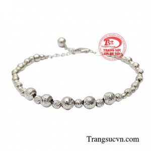 Lắc bi xinh xắn kiểu dáng thanh mảnh giúp đôi bàn tay thêm phần mềm mại nữ tính
