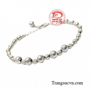 Lắc bi xinh xắn đơn giản thanh nhã nhưng toát lên được nét đẹp yêu kiều, dịu dàng cho phái đẹp