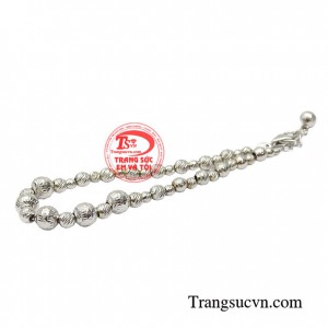 Lắc bi xinh xắn kiểu dáng thanh mảnh giúp đôi bàn tay thêm phần mềm mại nữ tính