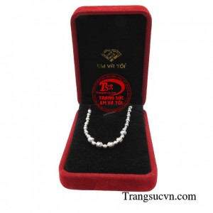 Lắc bi xinh xắn đơn giản thanh nhã nhưng toát lên được nét đẹp yêu kiều, dịu dàng cho phái đẹp