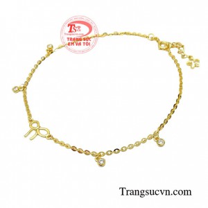 Thấu hiểu được sức hút của món trang sức này với từng đường nét mềm mại từ chất liệu vàng 10k mang đến cho chị em một vẻ đẹp vừa dịu dàng mà lại vô cùng cá tính