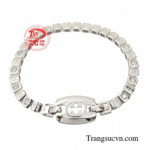 Lắc tay nữ vàng trắng thời trang họa tiết nổi bật cùng chất liệu vàng trắng 18k kết hợp đá Cubiz Ziconia tinh xảo.