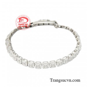 Phụ nữ hiện đại cần biết cách trân trọng và yêu quý bản thân từ những gì mình đang sở hữu: sắc đẹp, học thức và sự tự tin.