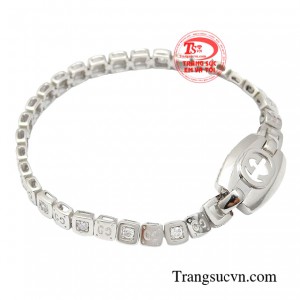 Chiếc lắc tay thời trang như tinh thần người phụ nữ phóng khoáng và thanh lịch.