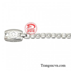 Chiếc lắc tay sẽ luôn đồng hành để hoàn thiện cho sự tự tin và giúp cho phụ nữ tỏa sáng trong mọi khoảnh khắc đáng nhớ của cuộc sống.