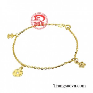 Trang sức không thể thiếu đối với chị em phụ nữ đặc biệt là lắc tay vàng giúp phái đẹp trông quyến rũ hơn