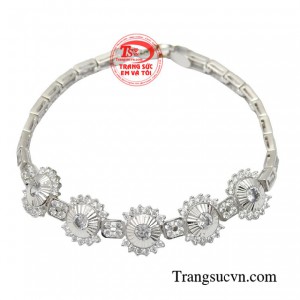 Lắc tay vàng trắng kiêu sa có cái nhìn phóng khoáng về cái đẹp. 