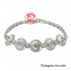 Chiếc lắc tay hướng đến sự tinh tế, vừa thể hiện dấu ấn phong cách riêng vừa hướng đến sự gần gũi, phóng khoáng