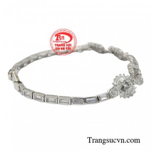 Cũng vì thế các chị em ưa chuộng trang sức có thiết kế đơn giản nhưng vẫn mang lại những giá trị cao, vĩnh cửu và khác biệt.