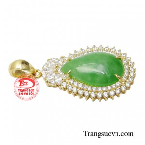 Không chỉ có công dụng làm đẹp mà còn được coi như một vật phẩm phong thủy hộ mệnh giúp bảo vệ sức khỏe cho người đeo